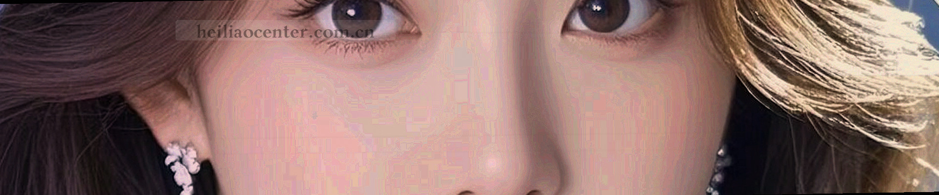 暗色背景下的流动光带与数字信号纹理